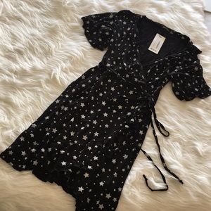 BLACK & WHITE STAR WEAP DRESS